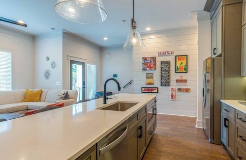 Eastwood Condo | Spacious 4bd minutes from Broadway - Sleeps 12!