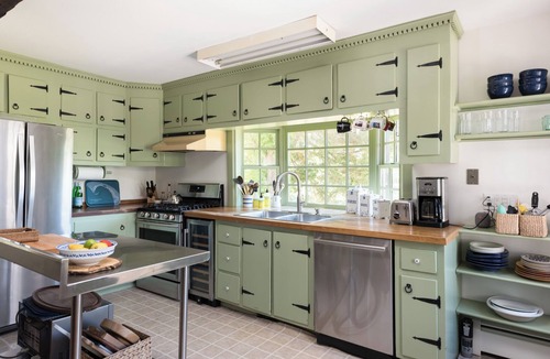 North Truro House | Spacious 4BD-Renovated Kitchen, Baths, A/C, Deck, Large Yard, 0.31 MI to Cape Cod Bay Assoc. Beach