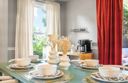 Durham House | Spacious 4BD - Sleeps 10 - Movie Night & BBQ