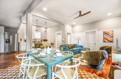 Durham House | Spacious 4BD - Sleeps 10 - Movie Night & BBQ