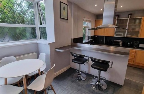 Manchester House | Spacious 4BD with great links to Manchester centre