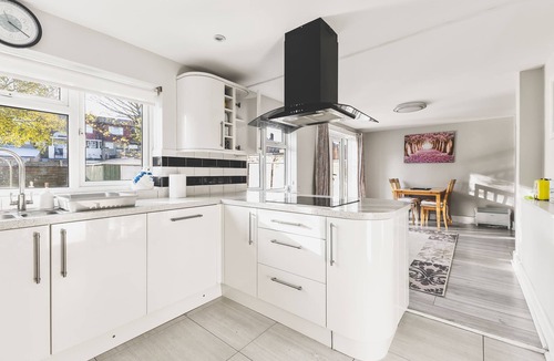 Hillingdon House | Spacious 4BDR House with Parking by Heathrow