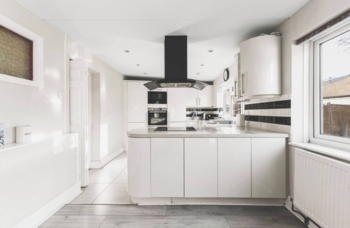 Hillingdon House | Spacious 4BDR House with Parking by Heathrow