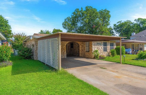 Westworth Village House | Spacious 4BEDR/2BATH Getaway w/King Beds + TVs