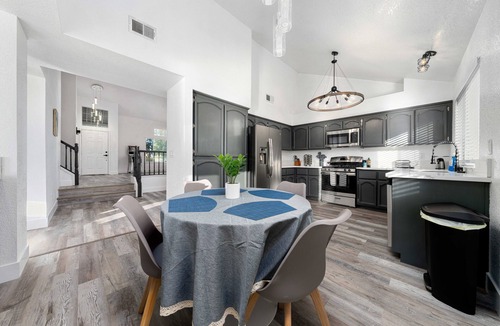 Hood House | Spacious 4Beds/3Baths Fully Remodeled Mansion