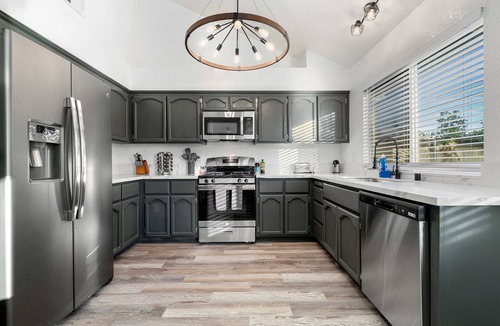 Hood House | Spacious 4Beds/3Baths Fully Remodeled Mansion