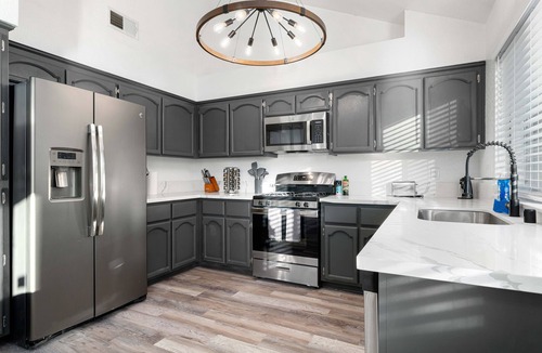 Hood House | Spacious 4Beds/3Baths Fully Remodeled Mansion