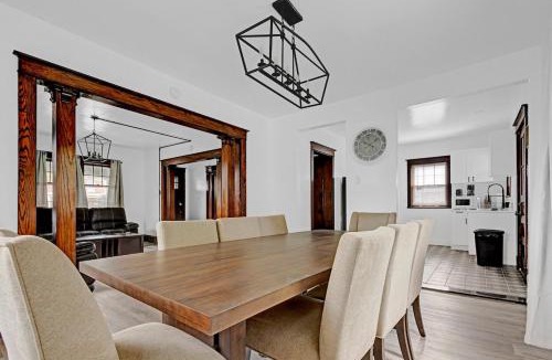 Niagara Falls House | Spacious 4BR 1BA near the Falls