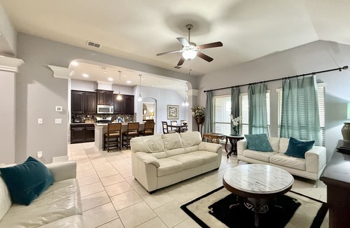 South Side House | Spacious 4BR, 2.5BA home just 15 mins from the beach! Features a 3-car garage, fast Wi-Fi, smart TVs, and a fully equipped kitchen. Quick access to the highway, hospitals, and shopping. Perfect for families, travel nurses, or long-term stays. Enjoy t