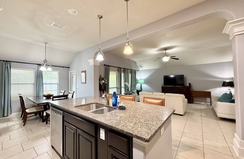 South Side House | Spacious 4BR, 2.5BA home just 15 mins from the beach! Features a 3-car garage, fast Wi-Fi, smart TVs, and a fully equipped kitchen. Quick access to the highway, hospitals, and shopping. Perfect for families, travel nurses, or long-term stays. Enjoy t