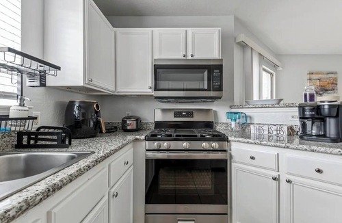 Houston House | Spacious 4BR 2.5BATH Near IAH Airport