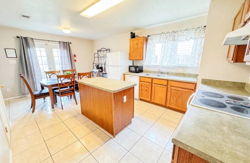 San Antonio House | Spacious 4br 2half 5bh Family Fun Huge Yard
