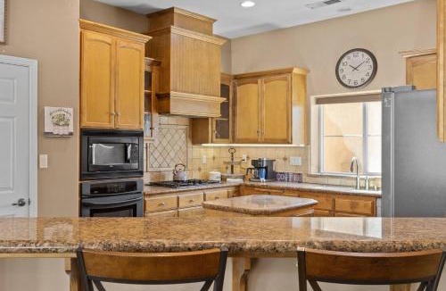 Greenacres House | Spacious 4BR 3BA Home KING Suite Pool Sleeps 8