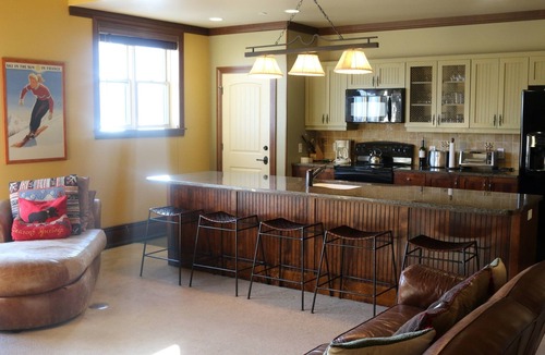 Stratton Mountain Apartment | Spacious 4Br/4Bth Lodge With Ice Skating Pond, Heated Pool, 3 Min Walk To Ski