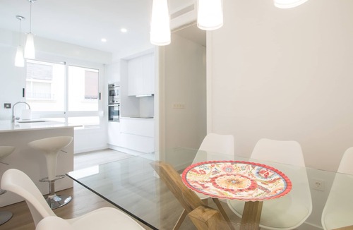 Alicante City Centre Apartment | Spacious 4BR Apartment, Walk to Beach