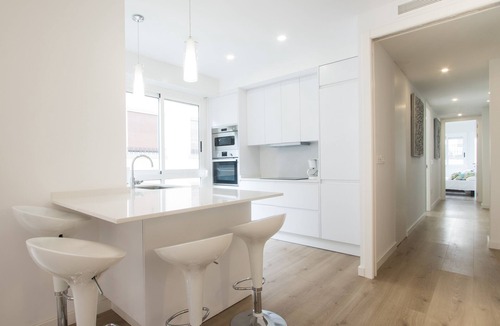 Alicante City Centre Apartment | Spacious 4BR Apartment, Walk to Beach