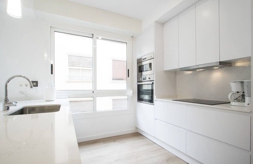 Alicante City Centre Apartment | Spacious 4BR Apartment, Walk to Beach