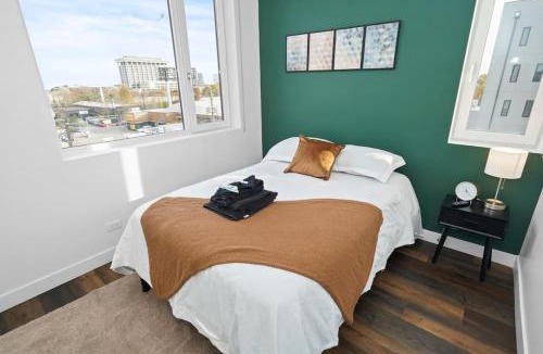 Near South Side Apartment | Spacious 4BR Apt Near McCormick Place & Chinatown