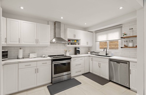 Pickering House | Spacious 4BR Big Yard Family, Business & Relocation-Friendly