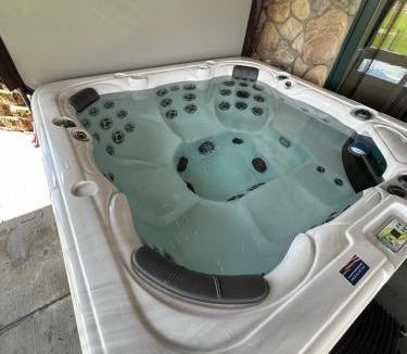 Lyndon Station House | Spacious 4BR Cabin Sleeps 12 Games Near Dells