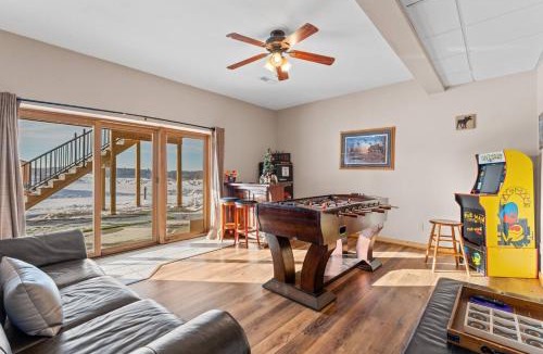 Lyndon Station House | Spacious 4BR Cabin Sleeps 12 Games Near Dells