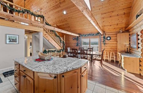 Lyndon Station House | Spacious 4BR Cabin Sleeps 12 Games Near Dells