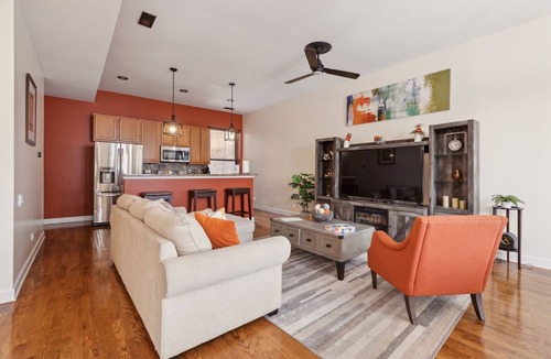 Grand Boulevard Condo | Spacious 4BR Condo | Pool Table | Near McCormick