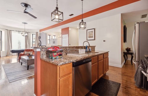 Grand Boulevard Condo | Spacious 4BR Condo | Pool Table | Near McCormick