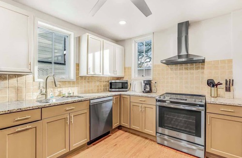 Asbury Park Apartment | Spacious 4BR Duplex Unit - Walk to Asbury Beach !