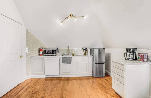 Asbury Park Apartment | Spacious 4BR Duplex Unit - Walk to Asbury Beach !