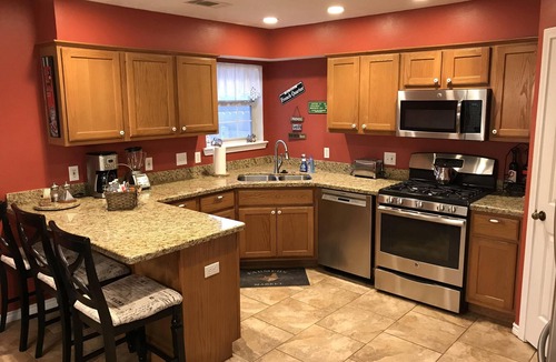 Southern Plantation House | Spacious 4BR Family Retreat Near A&M Campus & Stadium