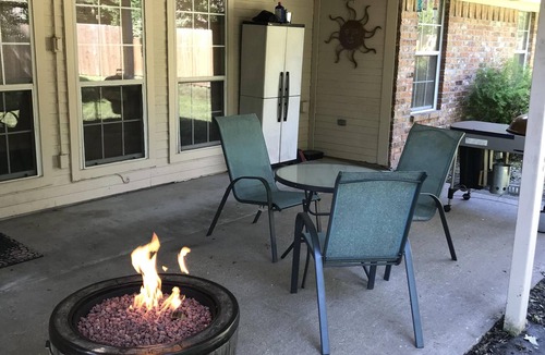 Southern Plantation House | Spacious 4BR Family Retreat Near A&M Campus & Stadium