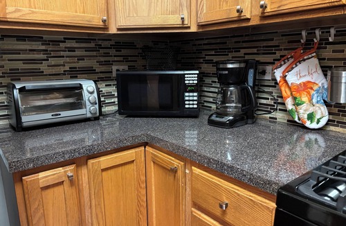 Schaumburg House | Spacious 4BR Family-Friendly Retreat sleeps 8