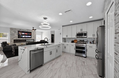 Crescent Lakes House | Spacious 4BR Family Home w/Pool, BBQ & Outdoor Lounge – Great Location!