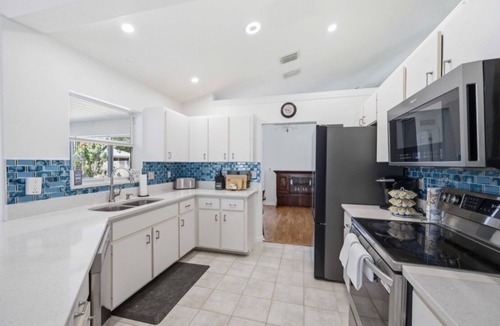 Lake Sarasota House | Spacious 4BR fenced yard 20 min to Siesta Key