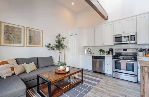 Mission Hills House | Spacious 4BR Getaway | 2 Homes in 1 | Downtown