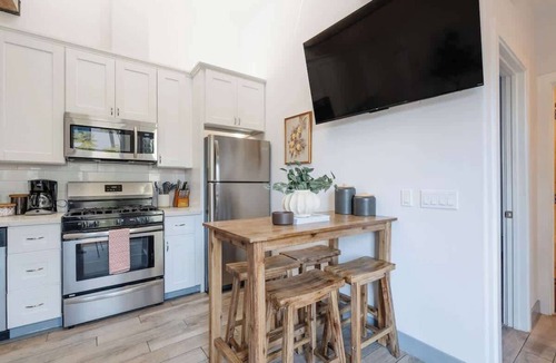 Mission Hills House | Spacious 4BR Getaway | 2 Homes in 1 | Downtown