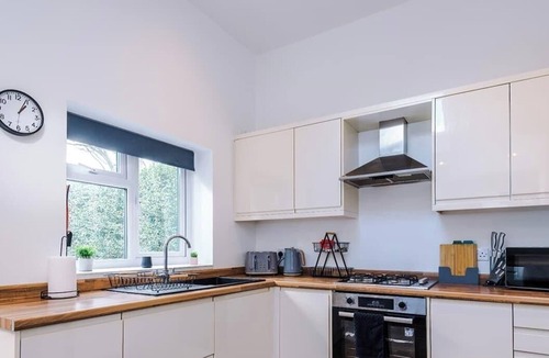 Harrogate House | Spacious 4BR Harrogate Home HCC Area Parking