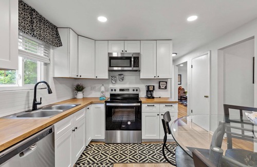 Pittsburgh Apartment | Spacious 4BR Home-Big Yard, Huge Driveway
