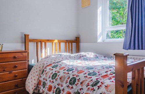 West Hill House | Spacious 4BR Home in Southfields - 5 Beds, Wifi and Parking