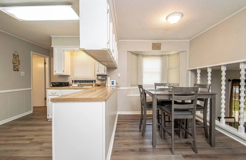 Ferndale House | Spacious 4BR Home: Pet Friendly 20 min to Downtown