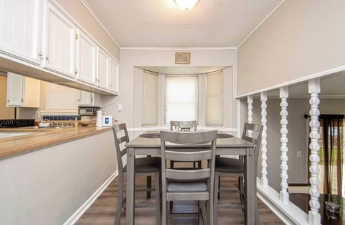 Ferndale House | Spacious 4BR Home: Pet Friendly 20 min to Downtown