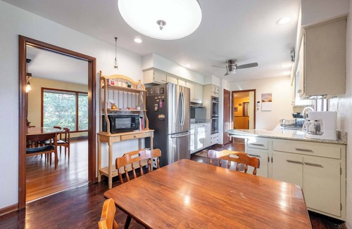 Rockford House | Spacious 4BR Home with BBQ, Yard, Near Golf Course