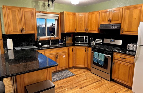 Arroyo Hondo House | Spacious 4BR Hondo Mesa Home, Panoramic Mountain Views & Easy Ski Valley Access
