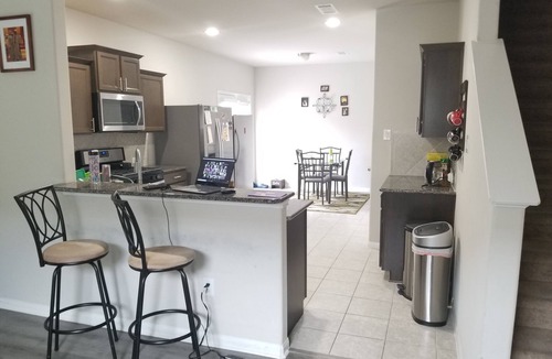 Central Southwest House | Spacious 4BR House close to Medical Center. Full Kitchen, Washer/Dryer, etc