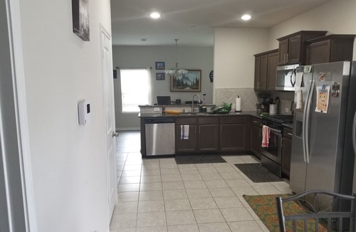 Central Southwest House | Spacious 4BR House close to Medical Center. Full Kitchen, Washer/Dryer, etc