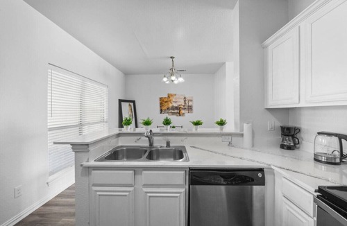 Grand Prairie House | Spacious 4BR I Free Parking I Workspace