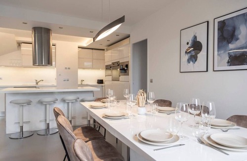 Montreuil Apartment | Spacious 4BR in Paris - 3 Baths - 10 Guests