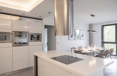 Montreuil Apartment | Spacious 4BR in Paris - 3 Baths - 10 Guests