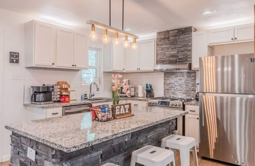 Dallas House | Spacious 4BR, King Suite & Grill - 18 min from Downtown